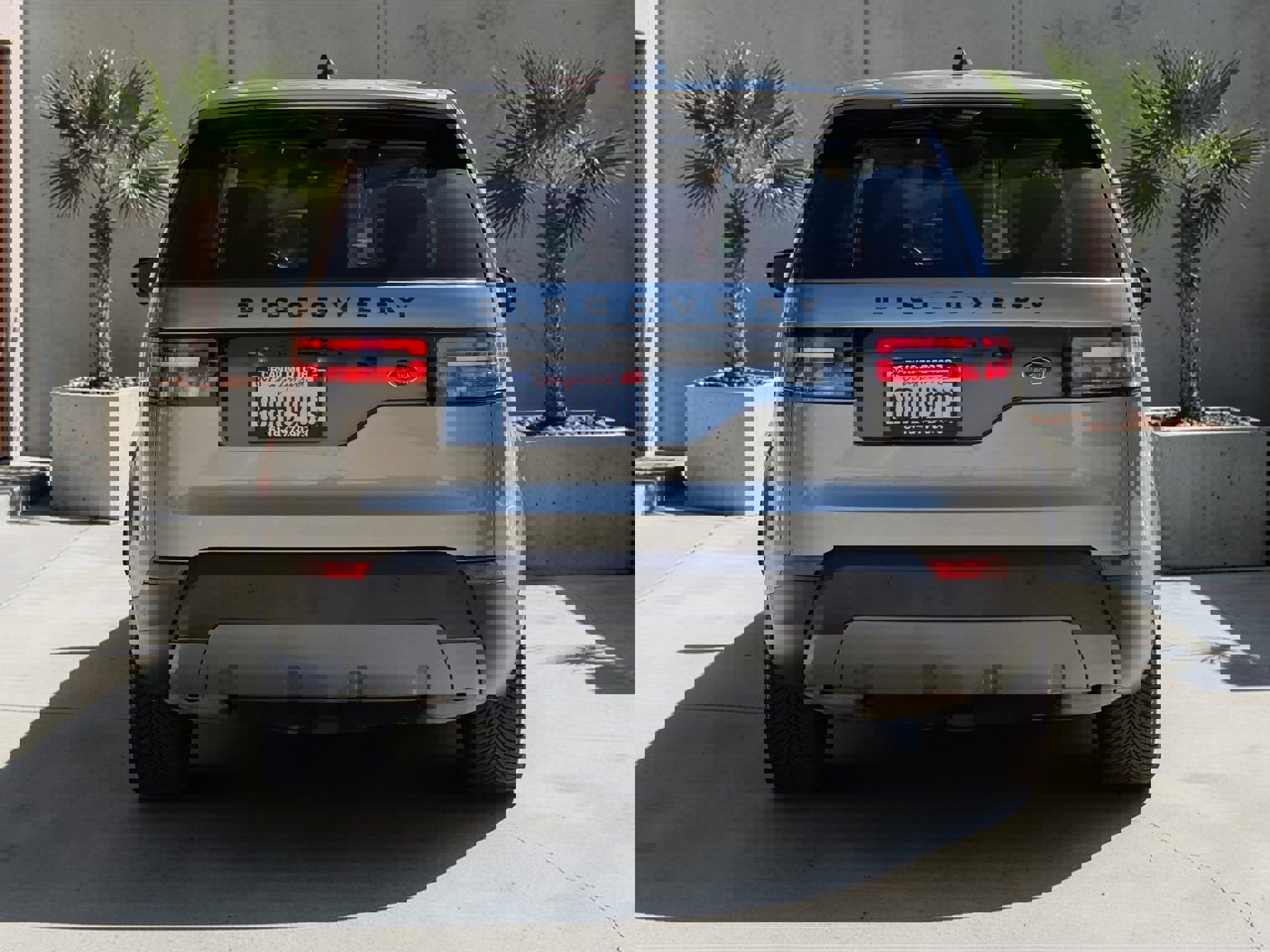 Used 2017 Land Rover Discovery First Edition image 5