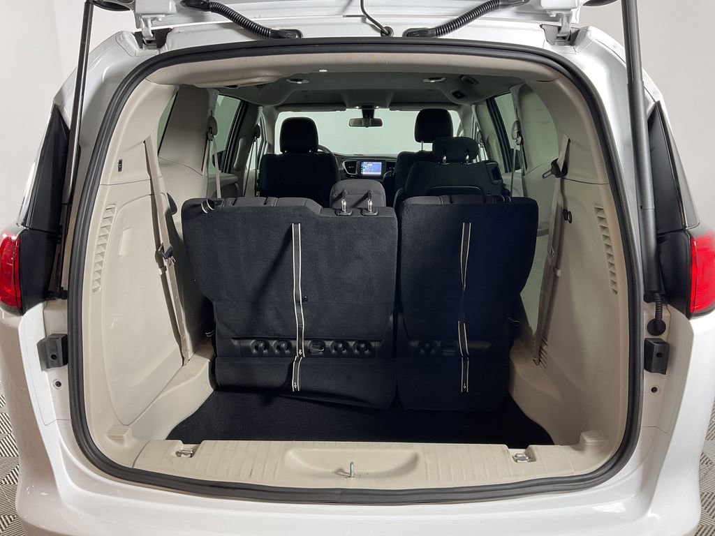 Used 2022 Chrysler Voyager LX image 21