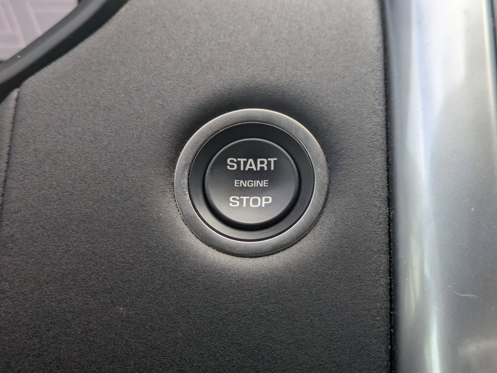 Certified 2025 Land Rover Discovery S image 33