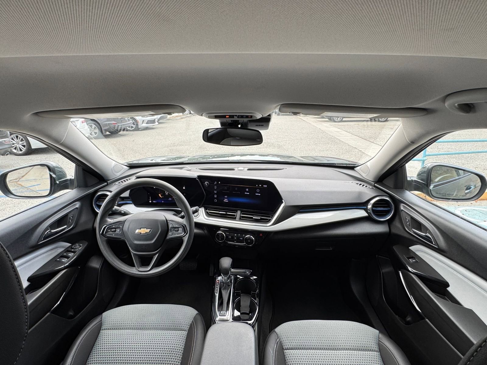 Used 2025 Chevrolet Trax LT FWD image 33