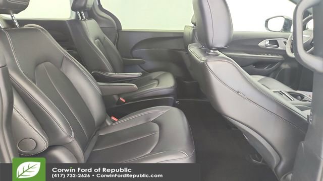 Used 2024 Chrysler Pacifica Select image 24