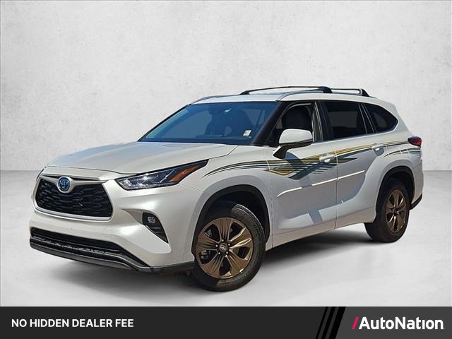 Used 2023 Toyota Highlander Bronze Edition FWD image 1