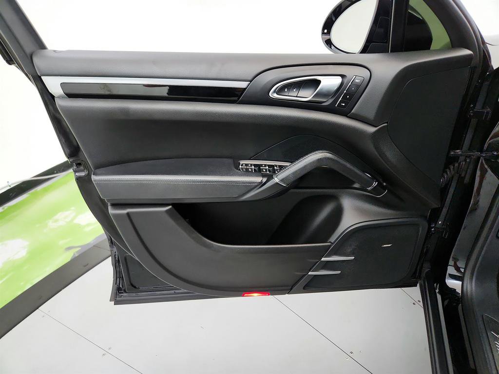 Used 2017 Porsche Cayenne Platinum Edition image 25