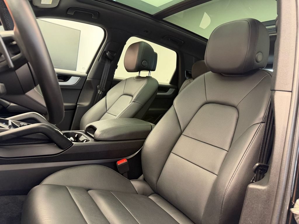 Used 2025 Porsche Cayenne S AWD/4WD image 5