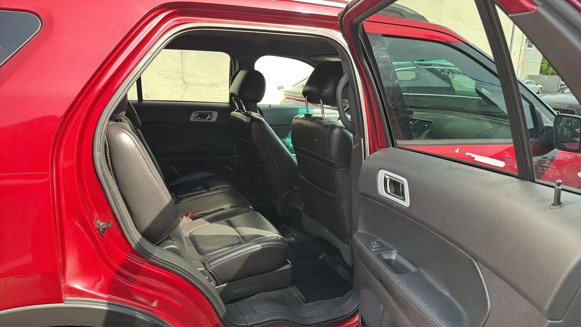 Used 2014 Ford Explorer XLT w/ Equipment Group 202A AWD/4WD image 26