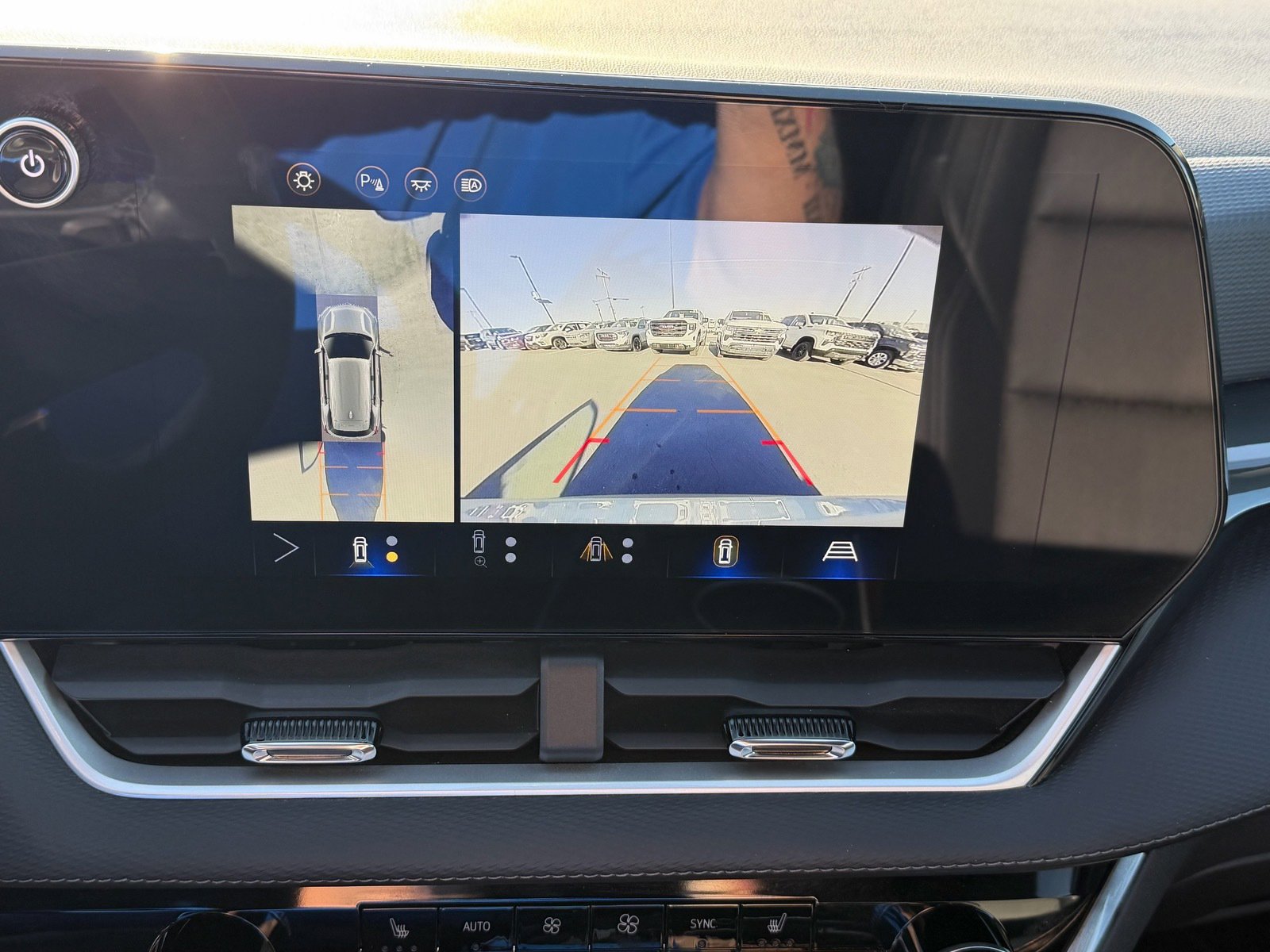 Used 2025 Chevrolet Equinox LT w/ Convenience Package II image 11