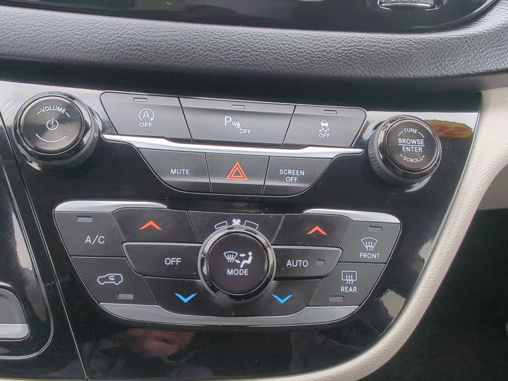 Used 2018 Chrysler Pacifica Touring-L w/ Tire & Wheel Group image 21