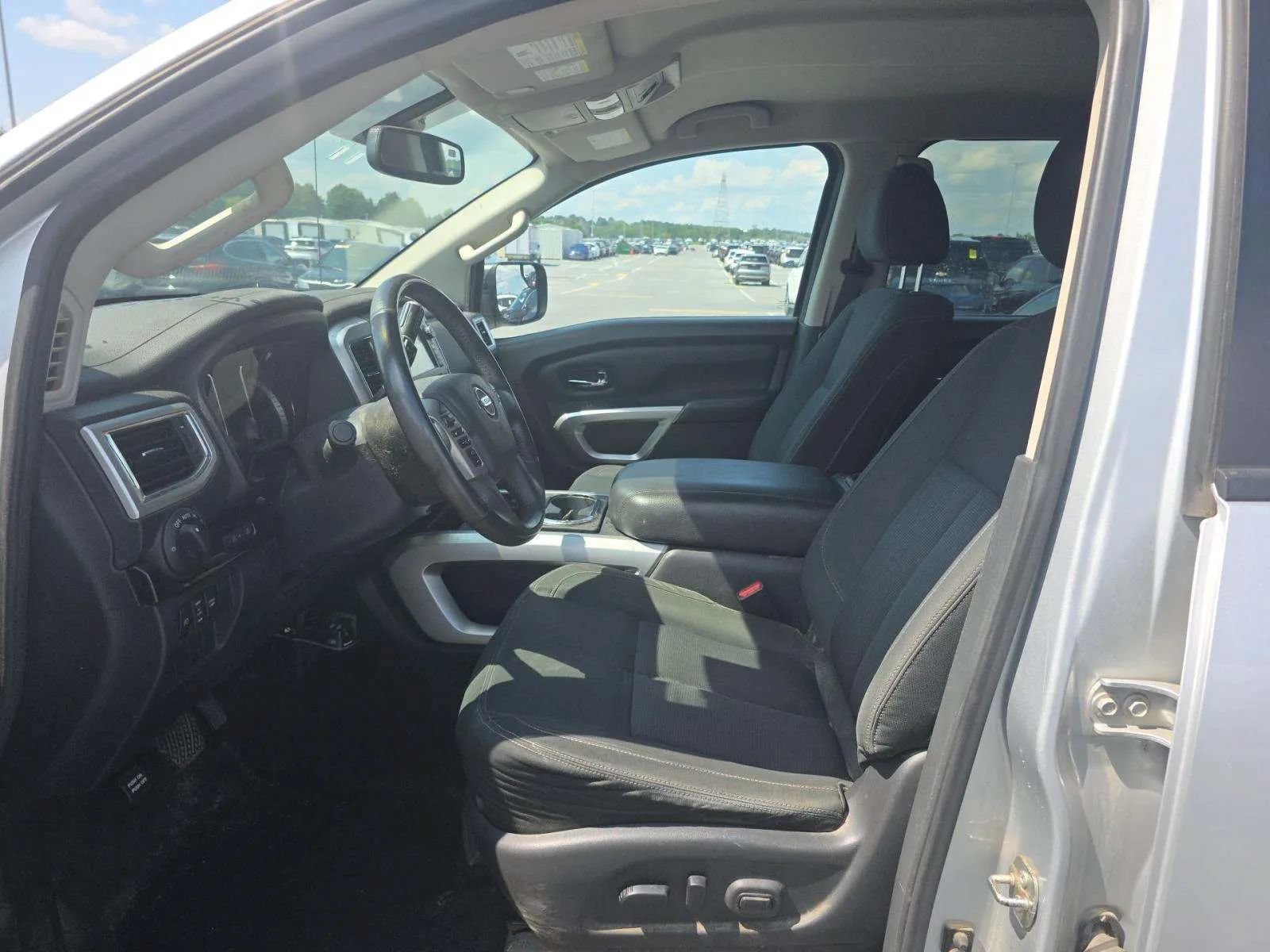 Used 2017 Nissan Titan SV AWD/4WD image 9
