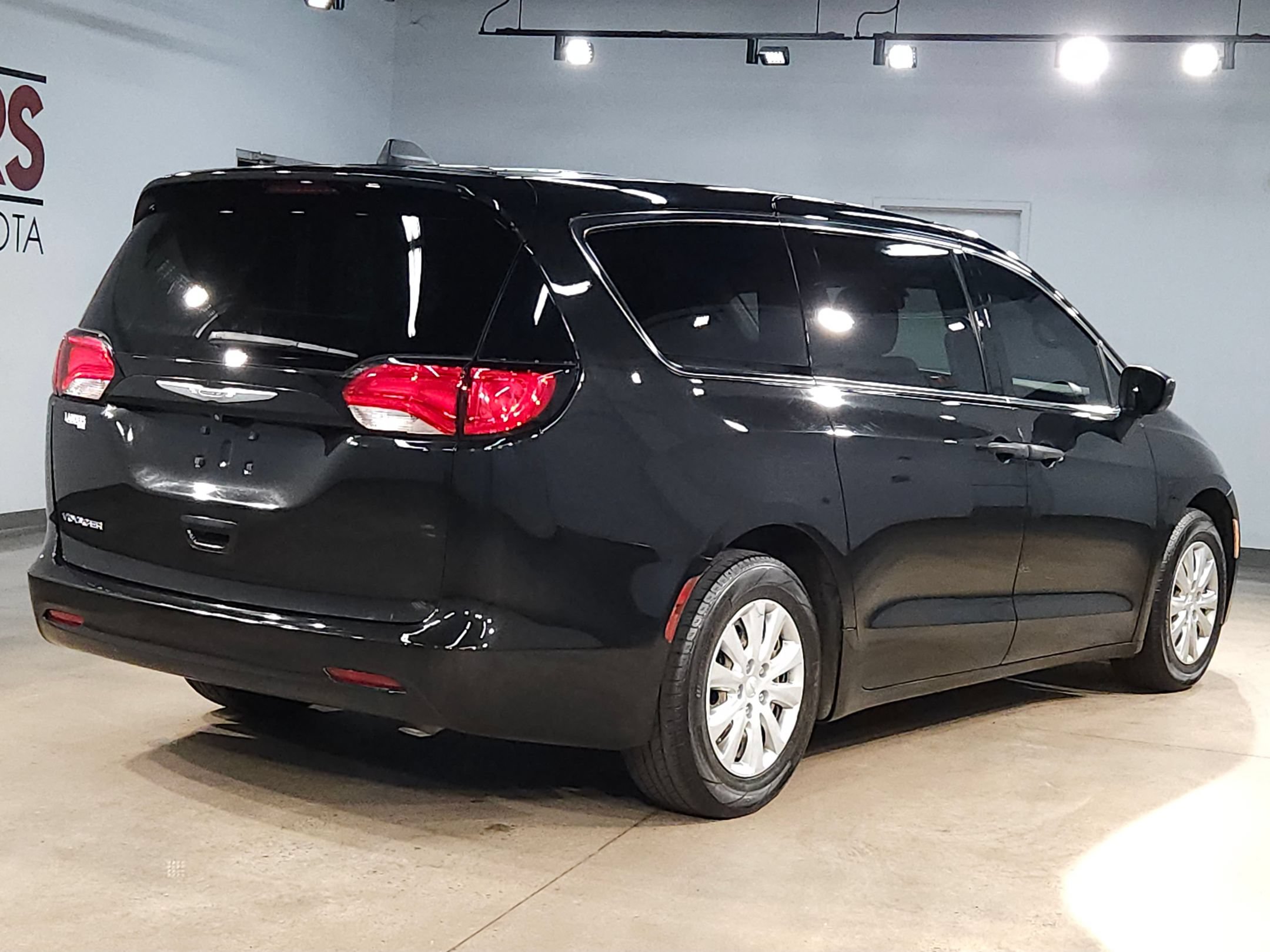 Used 2021 Chrysler Voyager L FWD image 7