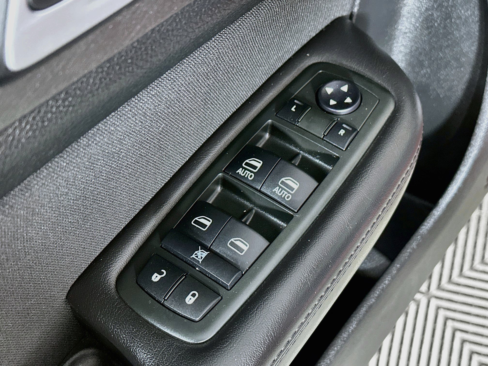 Used 2015 Chrysler 200 Limited w/ Convenience Group FWD image 17