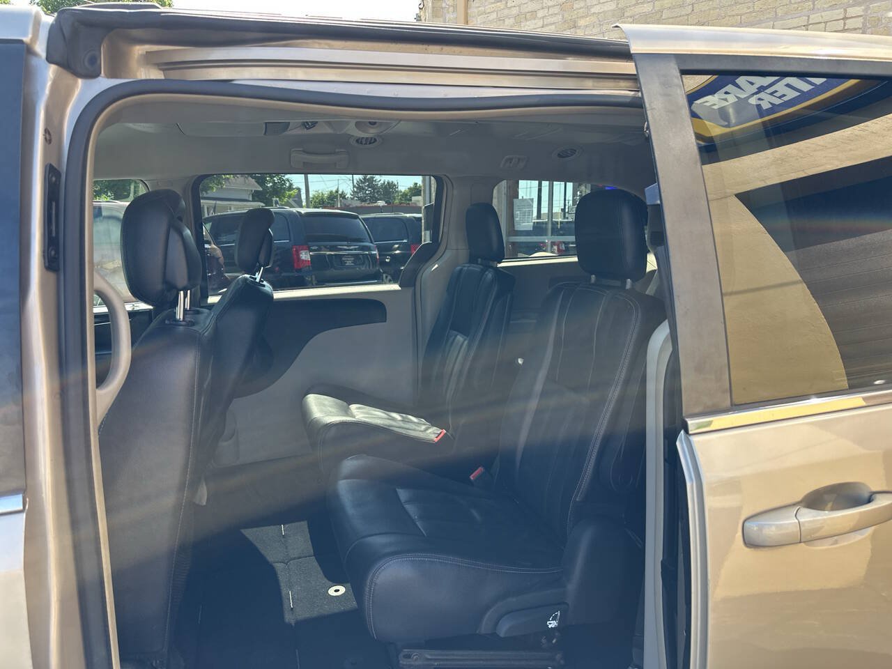 Used 2015 Chrysler Town & Country Touring FWD image 7