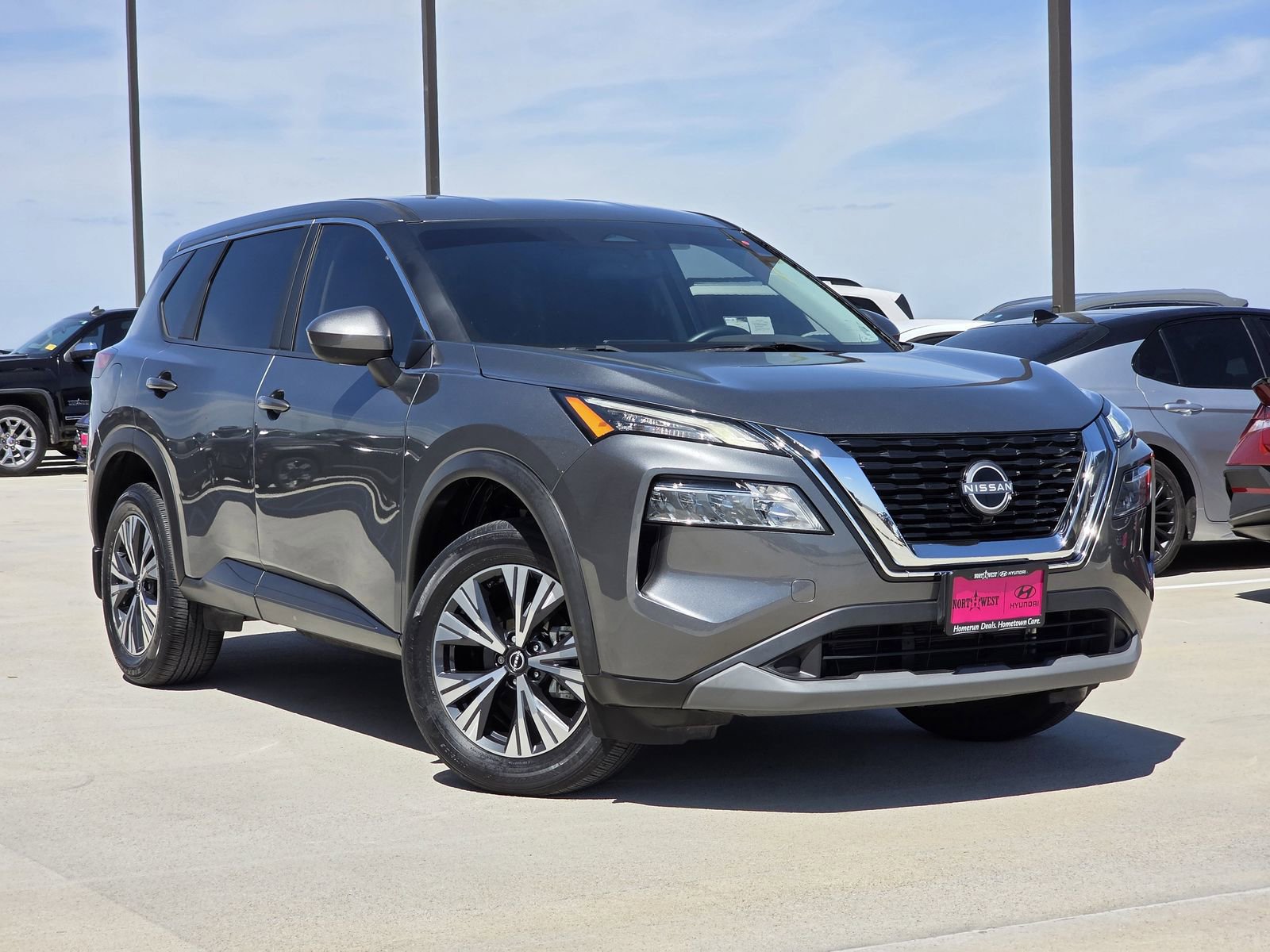 Used 2023 Nissan Rogue SV image 3
