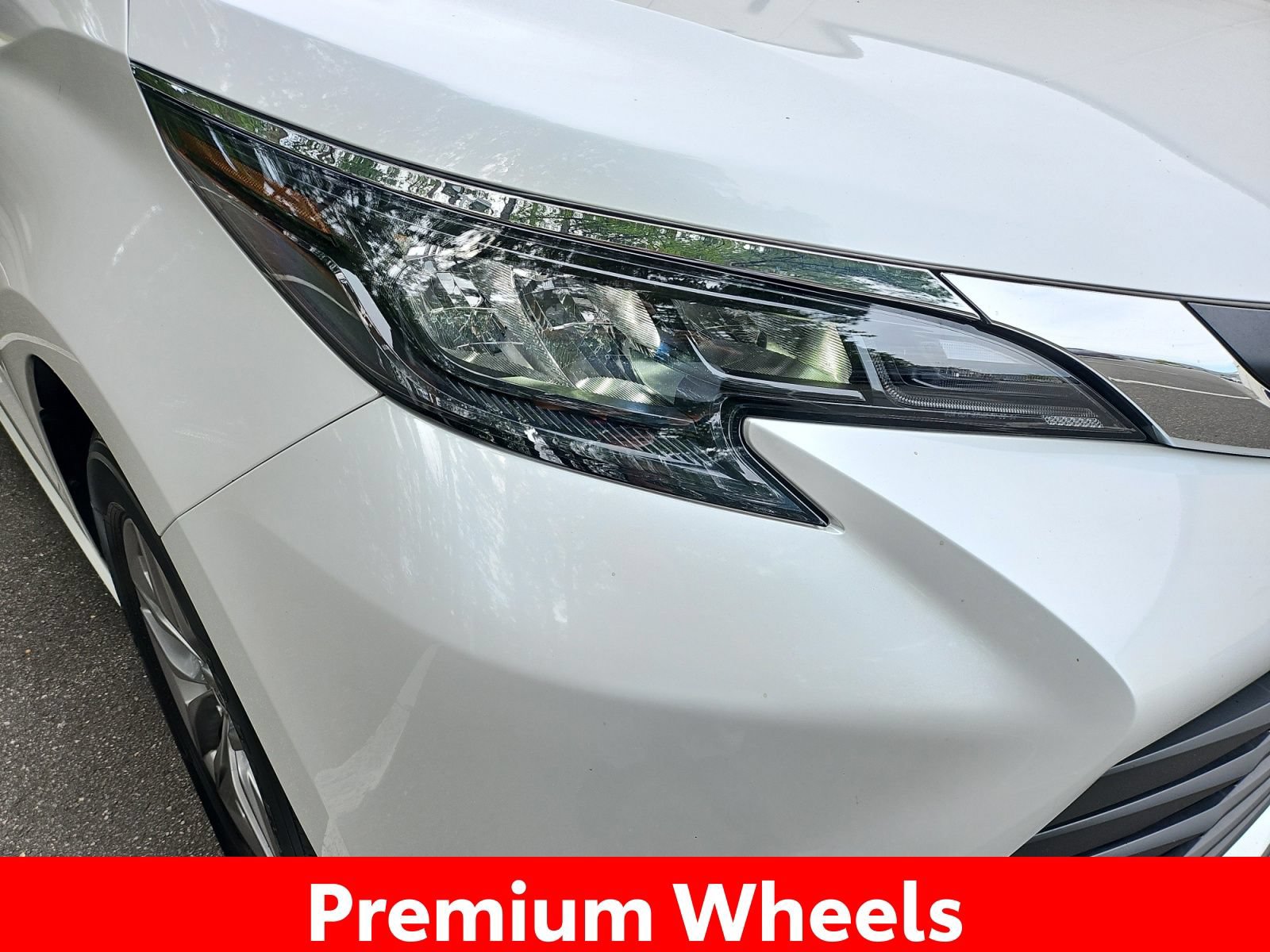 Used 2025 Toyota Sienna XLE FWD image 13