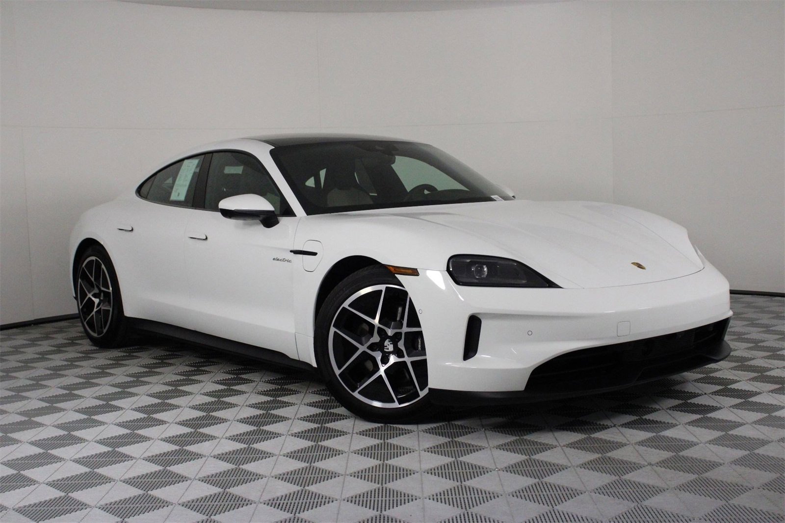 Used 2025 Porsche Taycan image 9