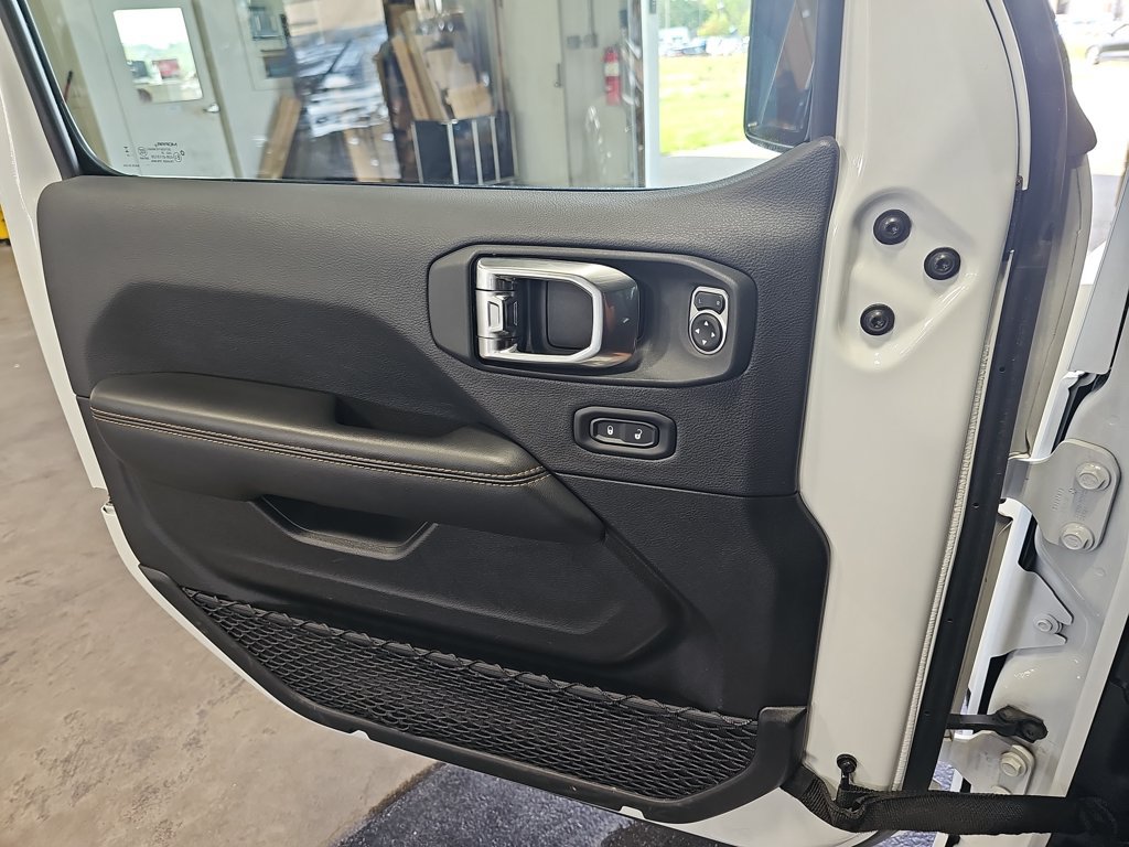 Used 2025 Jeep Wrangler Unlimited Sahara AWD/4WD image 26