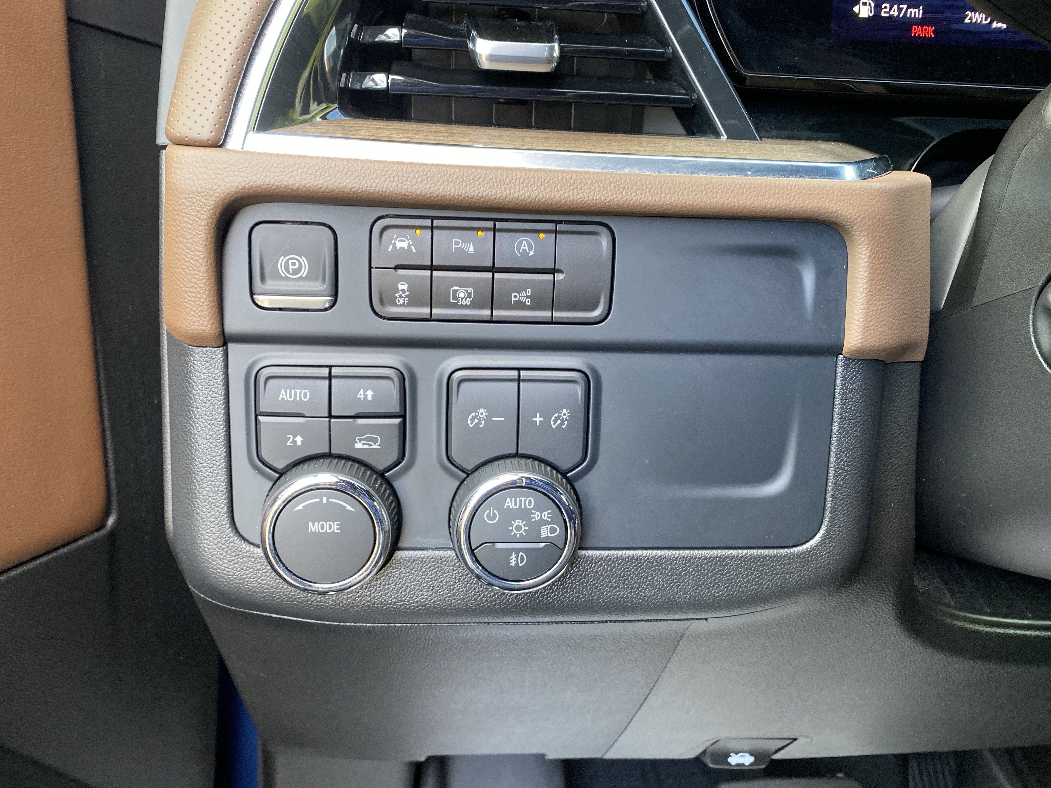 Used 2025 Chevrolet Tahoe High Country AWD/4WD image 18