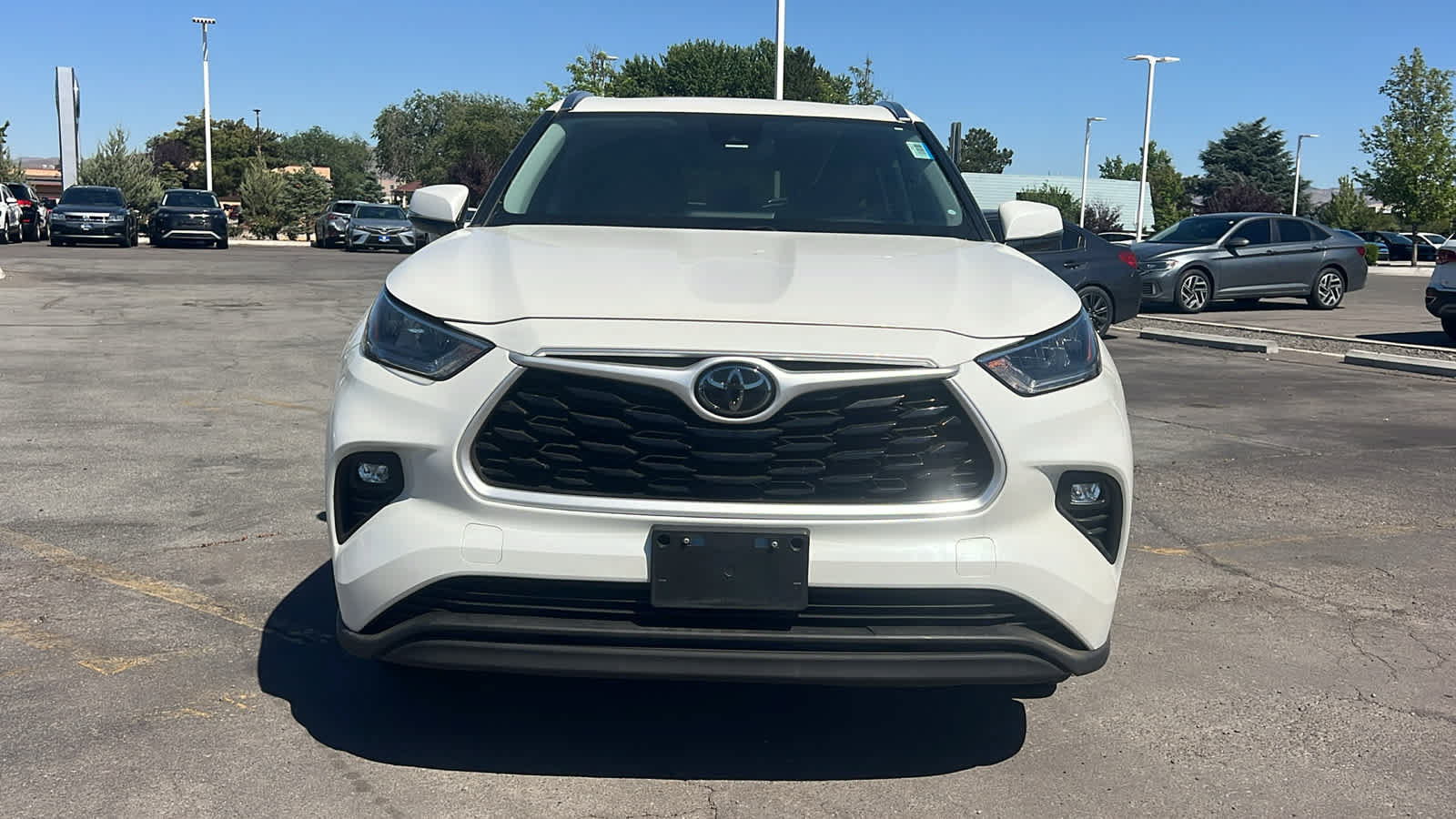 Used 2020 Toyota Highlander XLE AWD/4WD image 2
