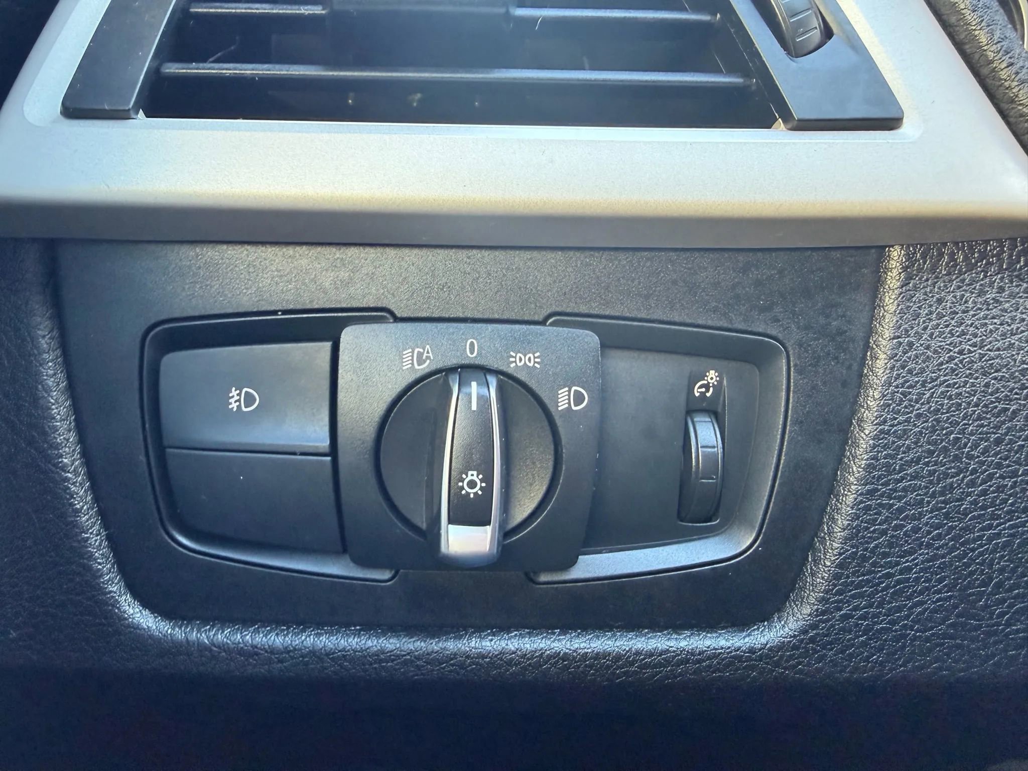 Used 2018 BMW 320i Sedan image 17