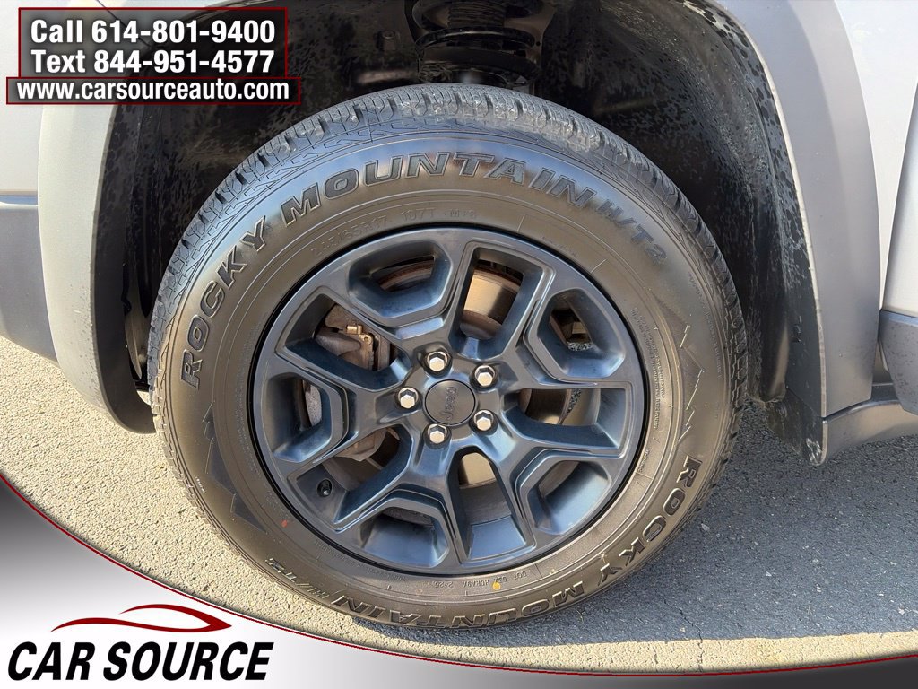 Used 2020 Jeep Cherokee Trailhawk w/ Cold Weather Group AWD/4WD image 24