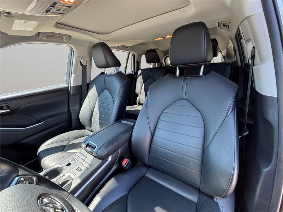 Used 2021 Toyota Highlander XLE AWD/4WD image 18