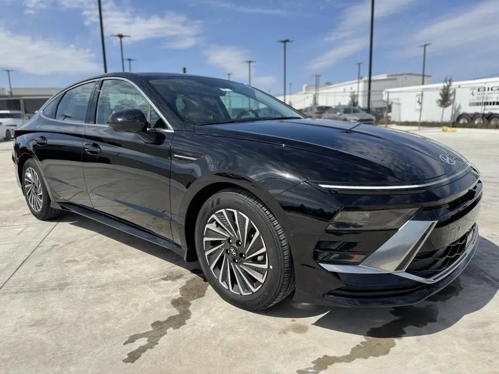 New 2025 Hyundai Sonata Limited image 3