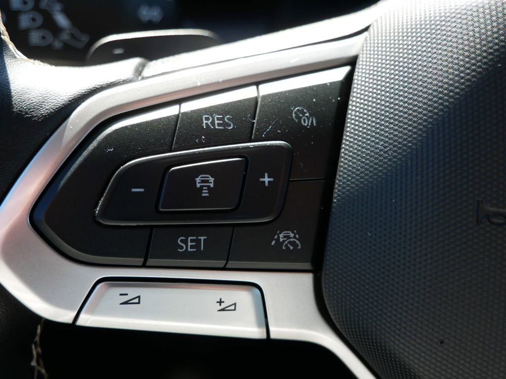 Used 2025 Volkswagen Atlas SE image 22