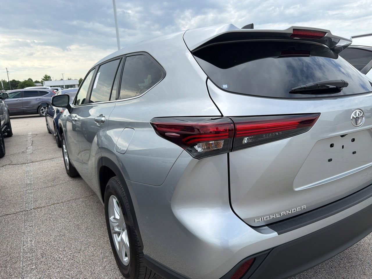 Used 2025 Toyota Highlander LE FWD image 7