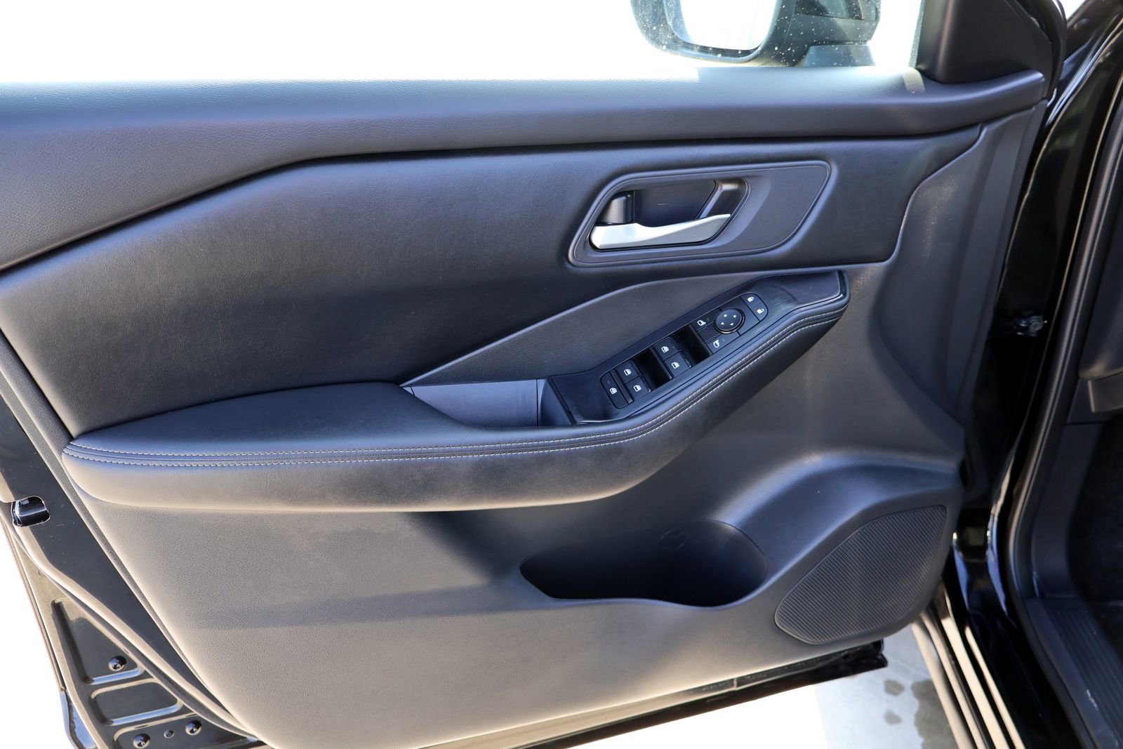 Used 2025 Nissan Rogue SV FWD image 20