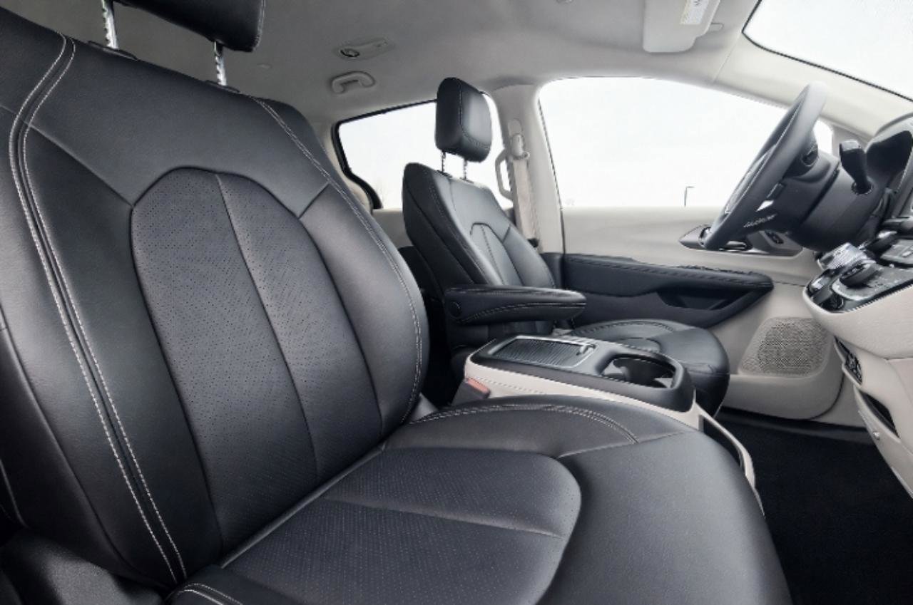 Used 2023 Chrysler Pacifica Touring-L image 21