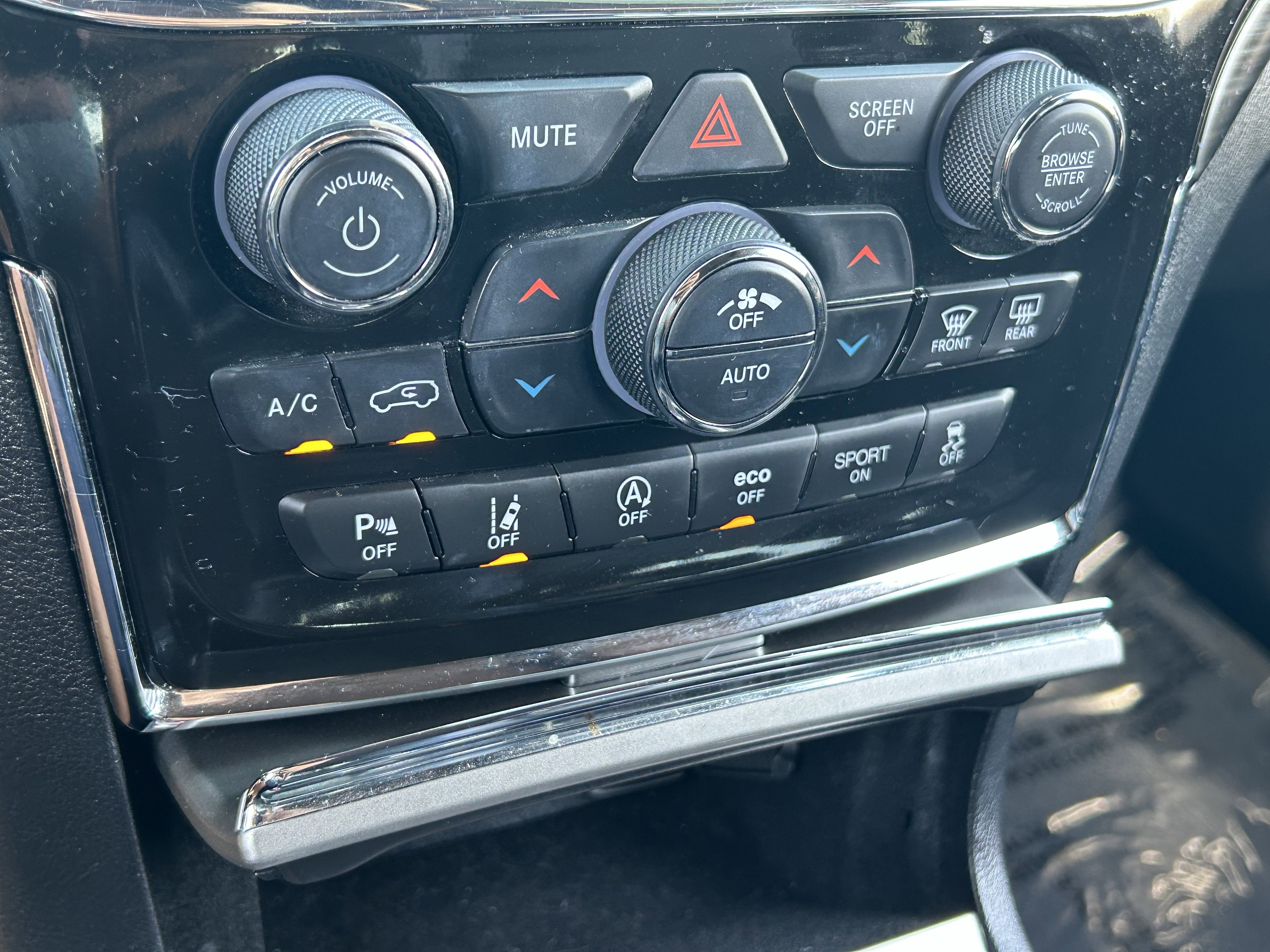 Certified 2021 Jeep Grand Cherokee Laredo X AWD/4WD image 27
