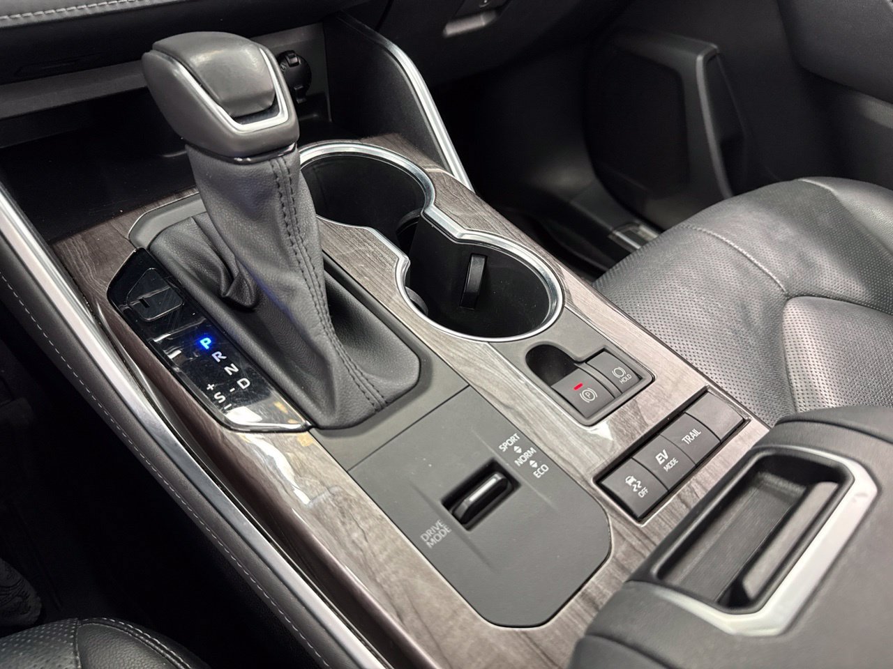 Used 2021 Toyota Highlander Platinum AWD/4WD image 32