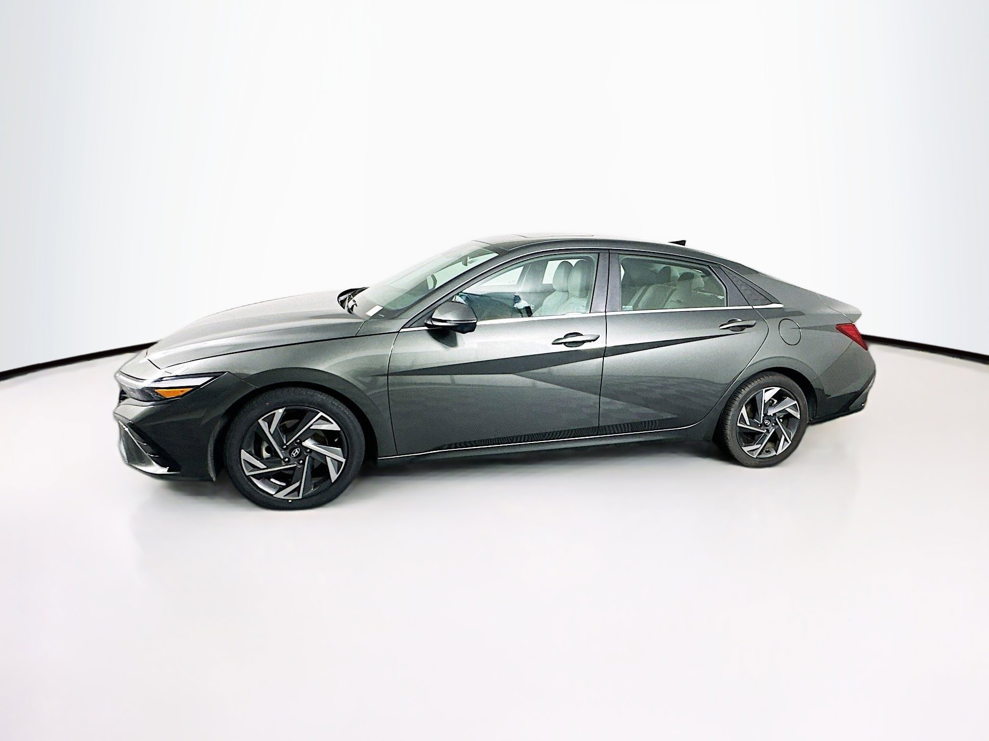 Used 2024 Hyundai Elantra Limited image 4