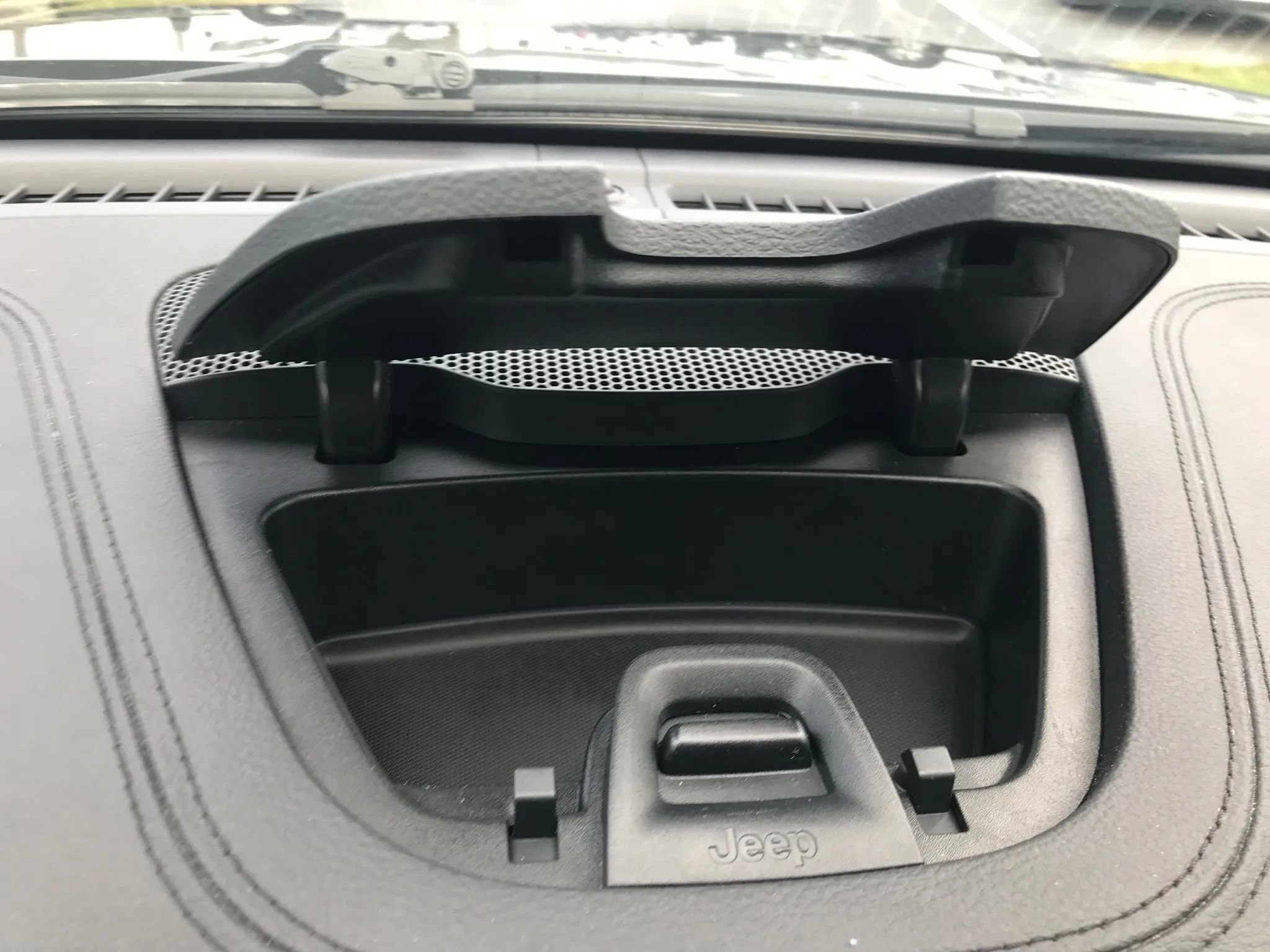 Used 2019 Jeep Cherokee Limited w/ Technology Group image 23