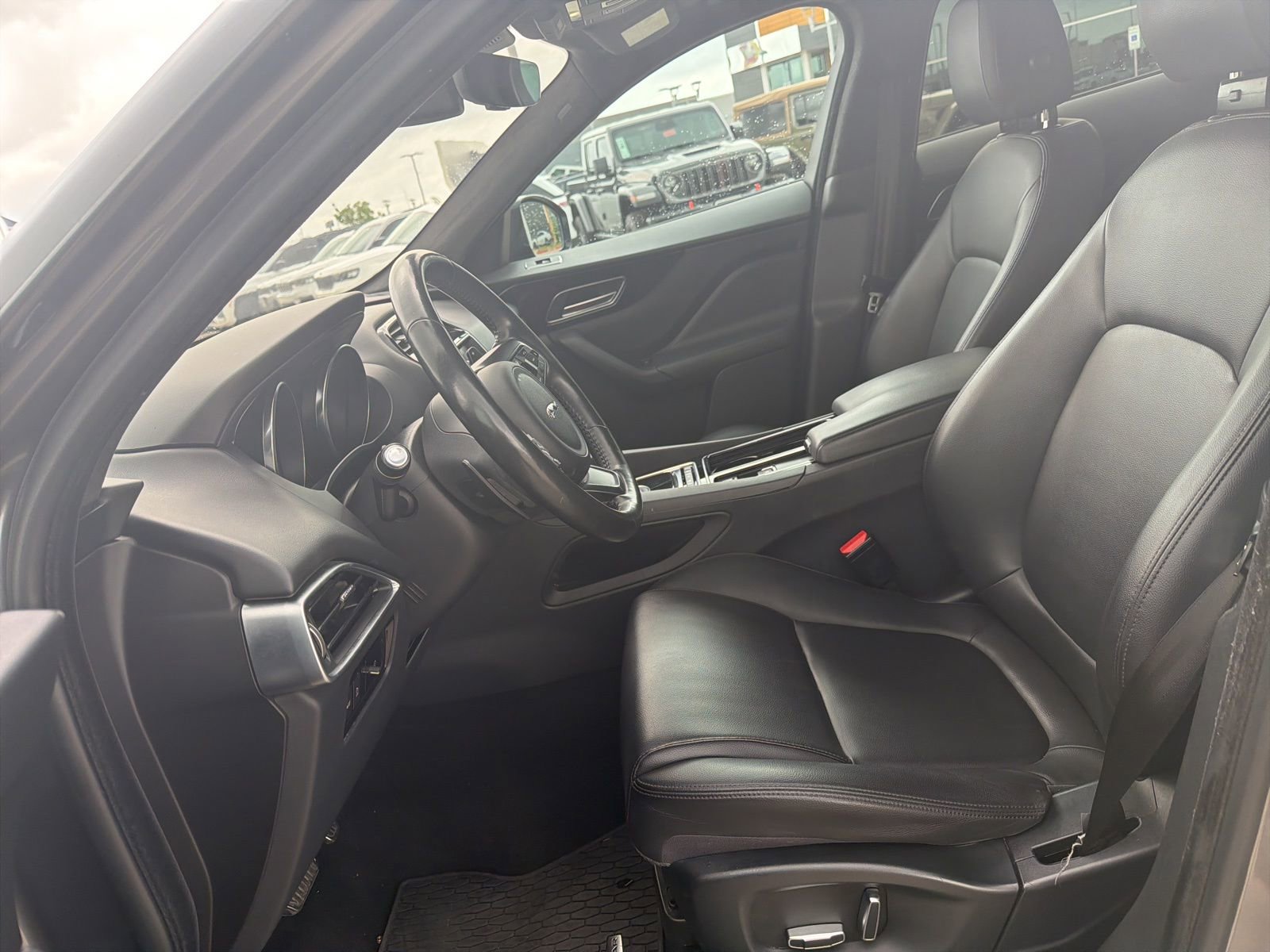 Used 2019 Jaguar F-PACE Premium image 10