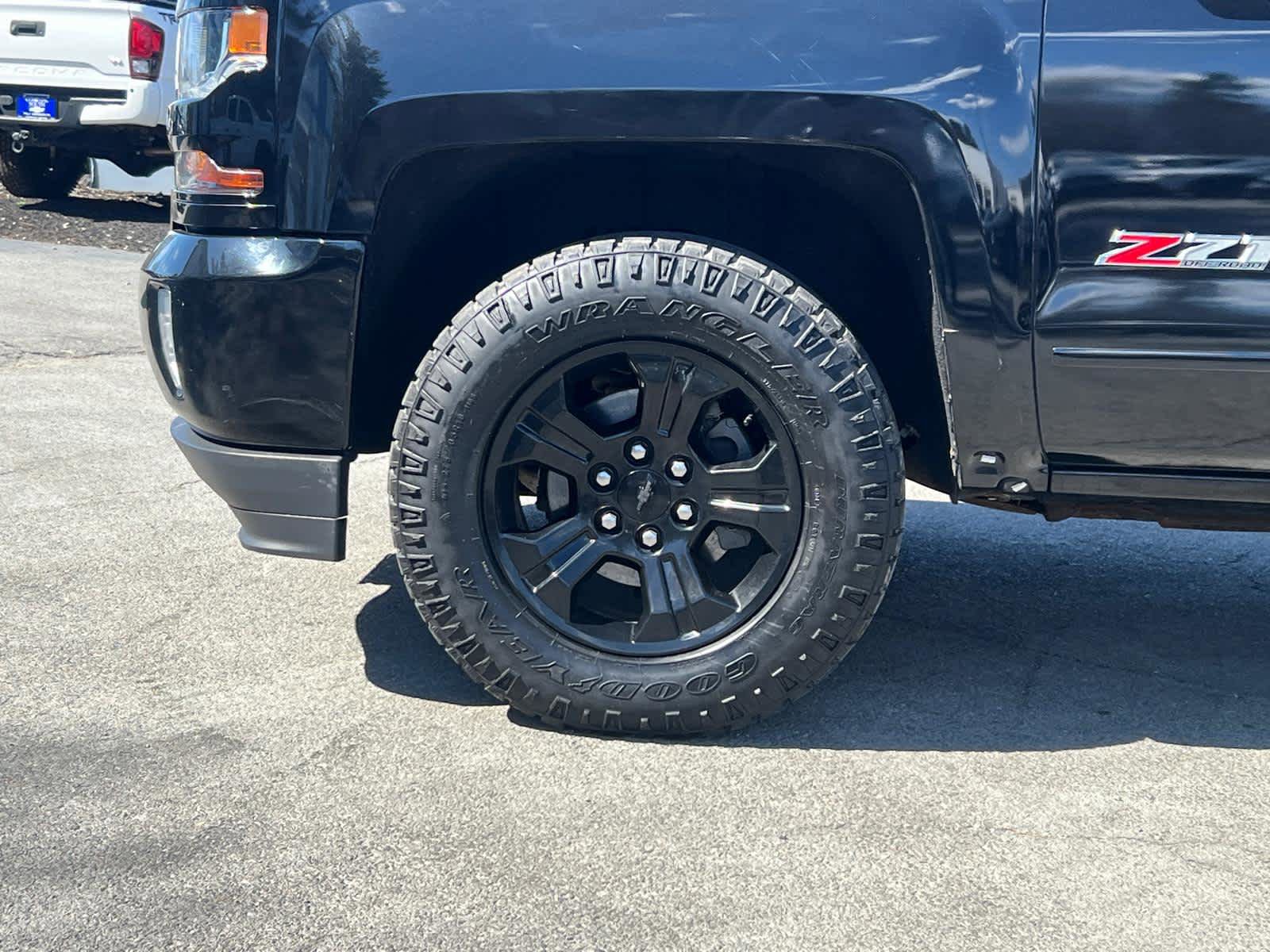 Used 2017 Chevrolet Silverado 1500 LT w/ Midnight Edition AWD/4WD image 11