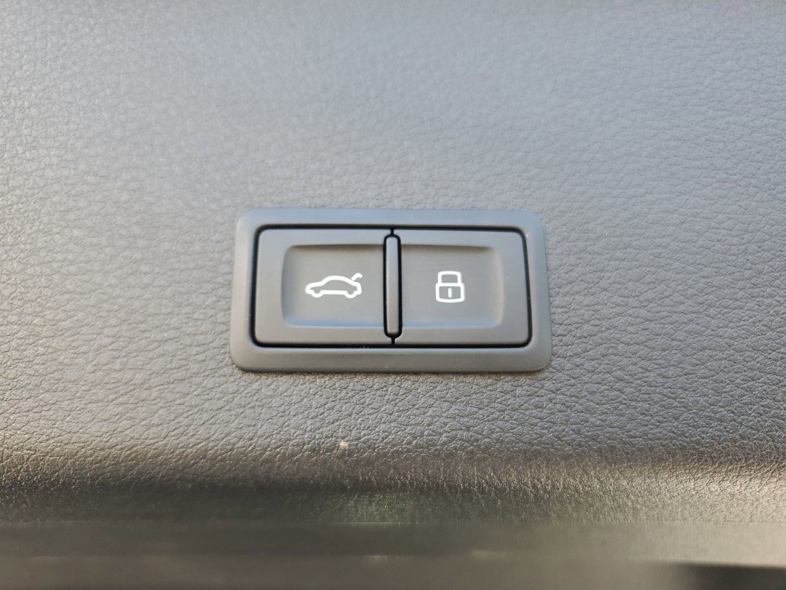 Used 2023 Audi e-tron S Premium Plus image 9