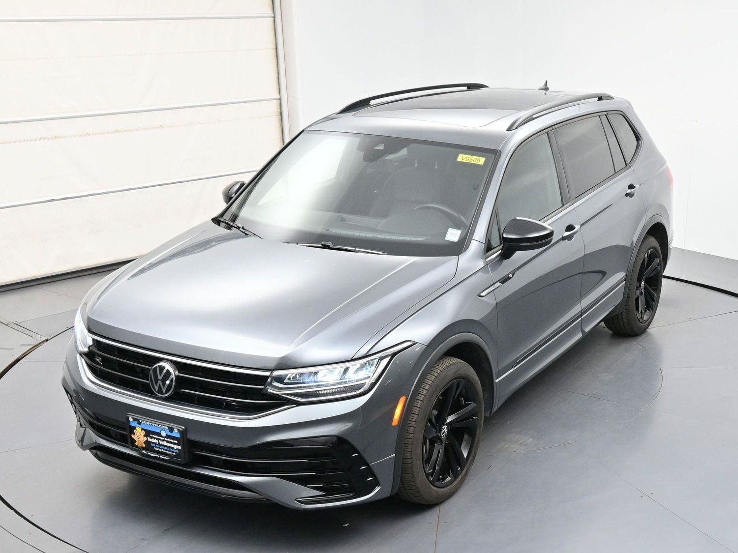 Certified 2023 Volkswagen Tiguan SE R-Line AWD/4WD image 34