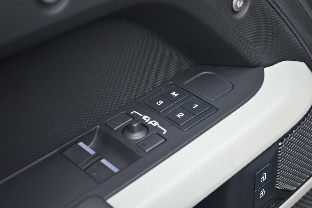 Used 2024 Land Rover Defender 90 X-Dynamic SE image 17