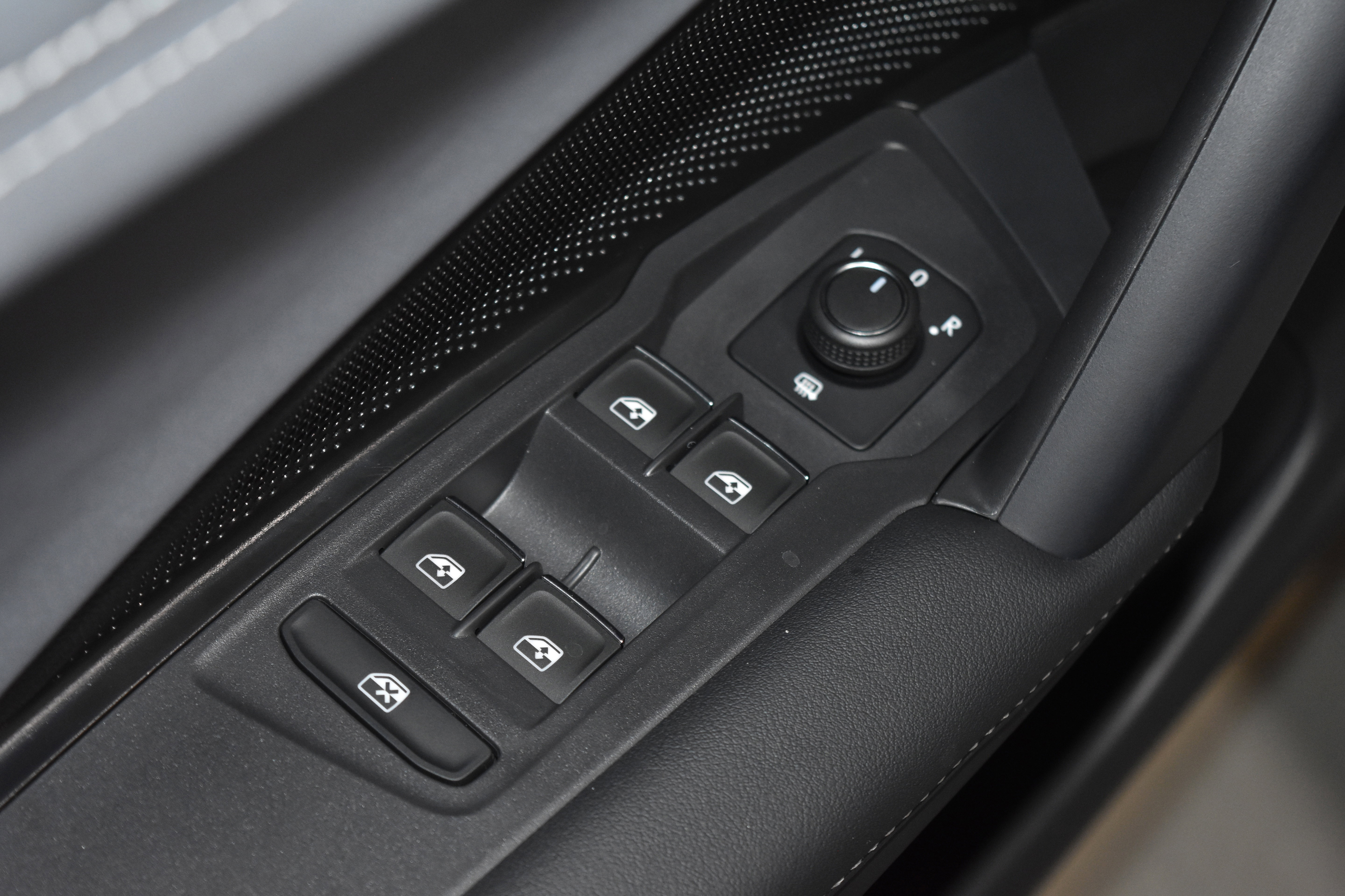 New 2026 Volkswagen Tiguan SE R-Line image 5