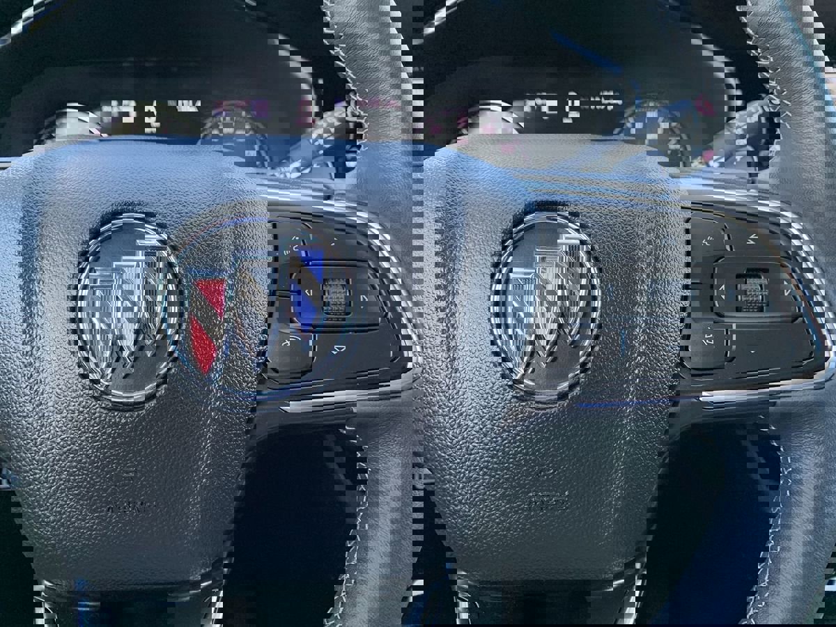Used 2023 Buick Envision Avenir image 20