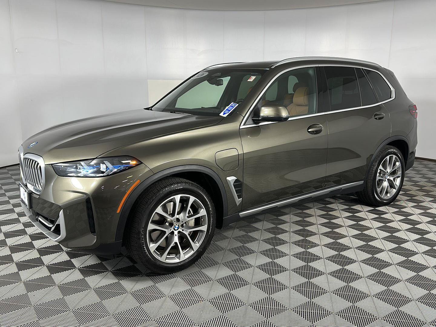 New 2026 BMW X5 xDrive50e w/ Premium Package AWD/4WD image 10