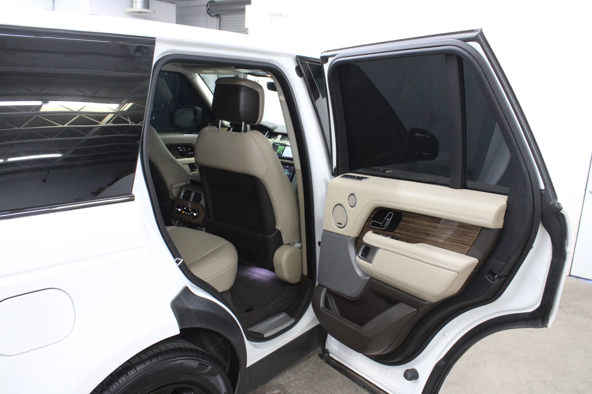 Used 2019 Land Rover Range Rover HSE image 32