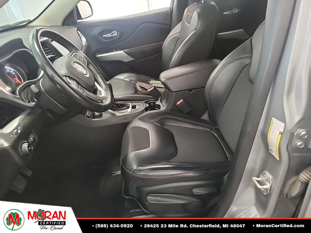Used 2017 Jeep Cherokee Trailhawk w/ Cold Weather Group AWD/4WD image 10