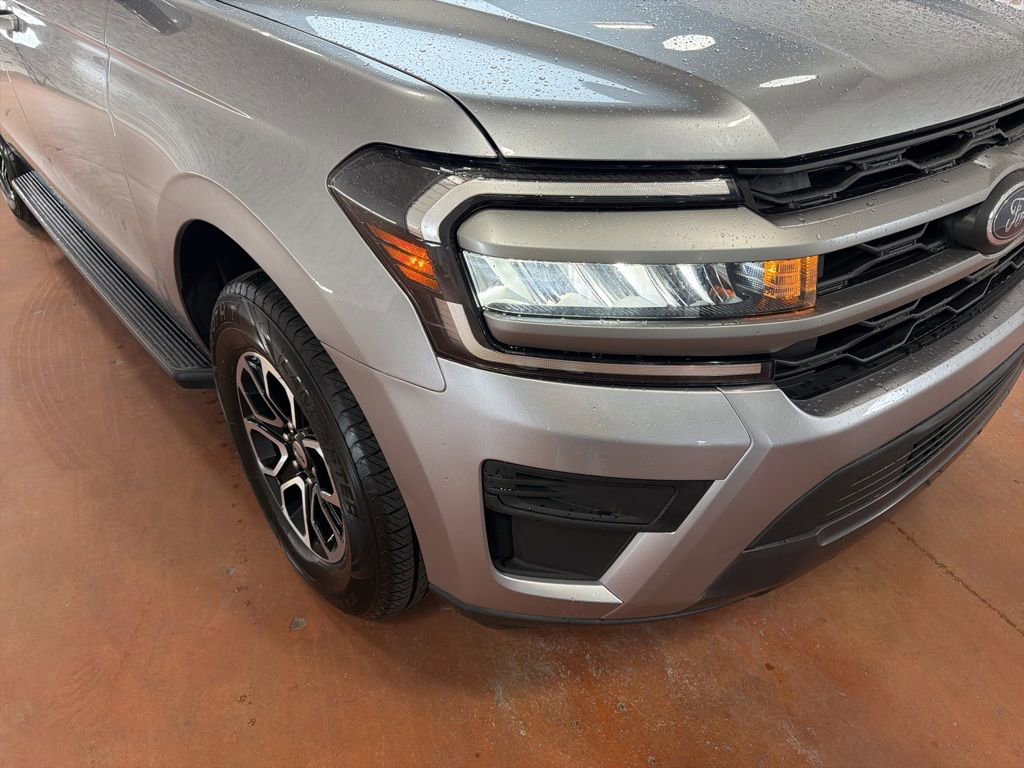 Used 2024 Ford Expedition Max XLT image 9