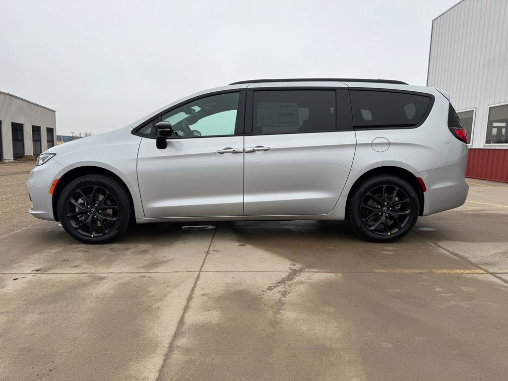 New 2026 Chrysler Pacifica Select w/ S Appearance Package AWD/4WD image 8