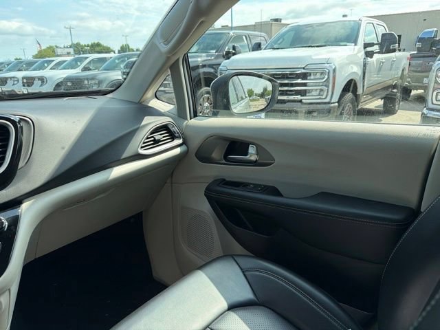 Used 2023 Chrysler Pacifica Touring-L FWD image 21