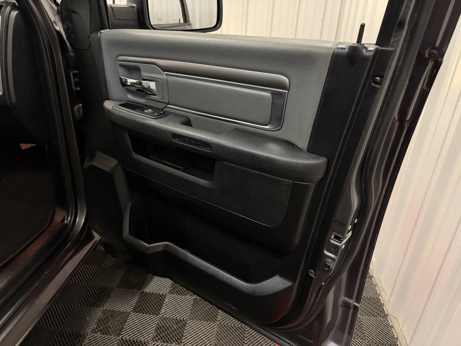 Used 2021 RAM 1500 Classic SLT AWD/4WD image 39