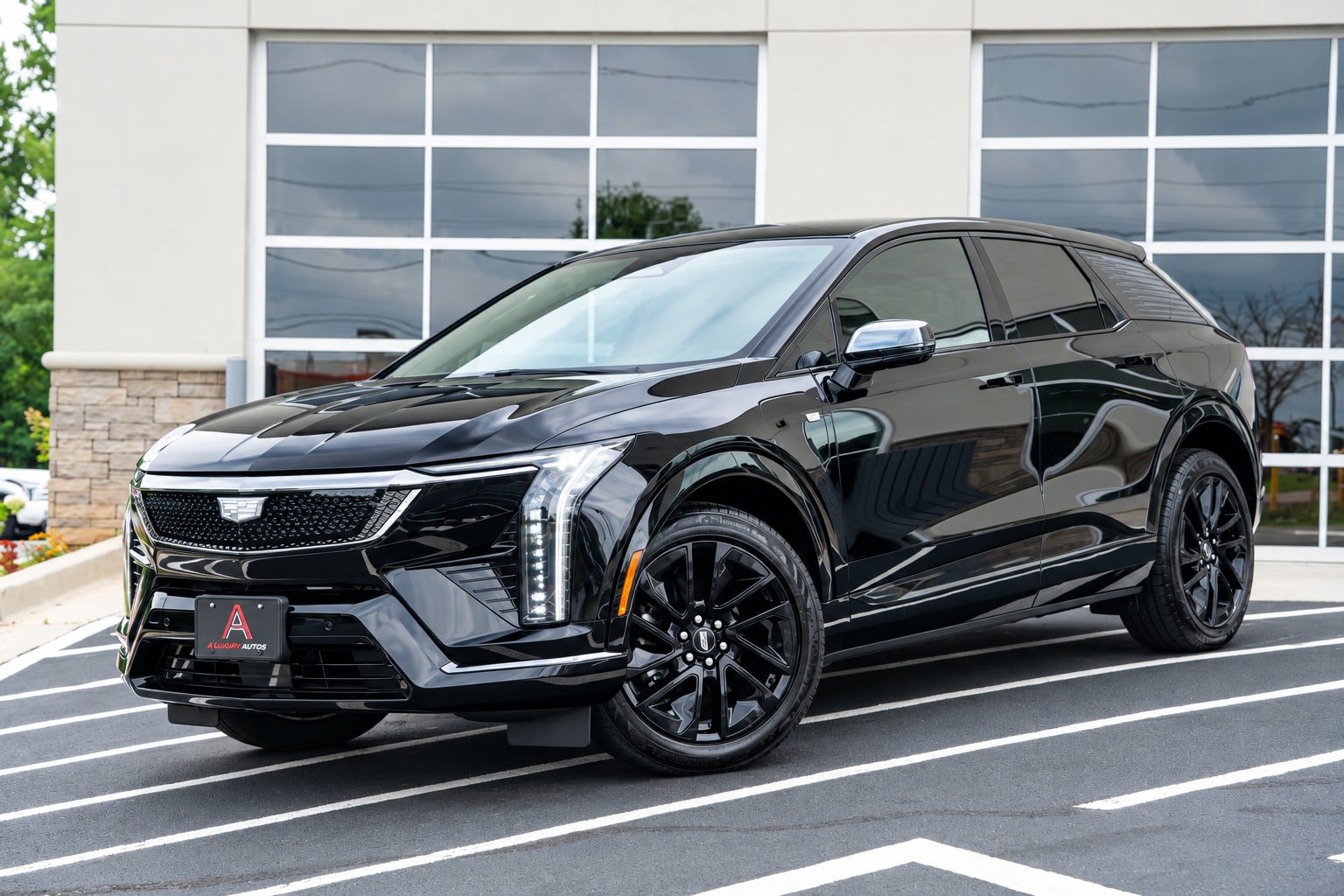 Used 2025 Cadillac Optiq Sport 1 w/ LPO, ONYX Package AWD/4WD image 2