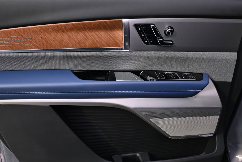 New 2026 Cadillac Vistiq Premium Luxury w/ LPO, Floor Liner Package image 23