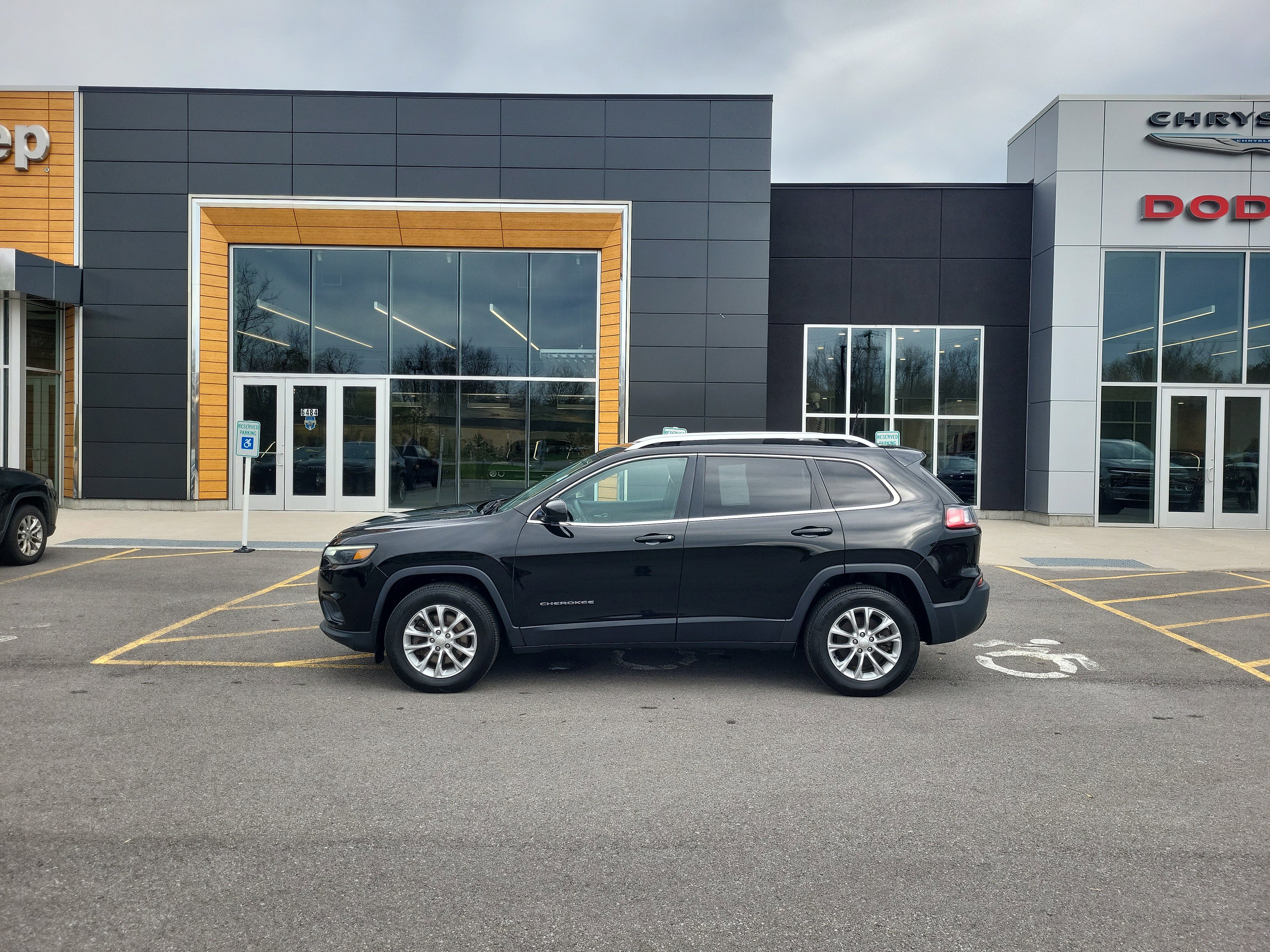 Used 2019 Jeep Cherokee Latitude w/ Popular Appearance Group